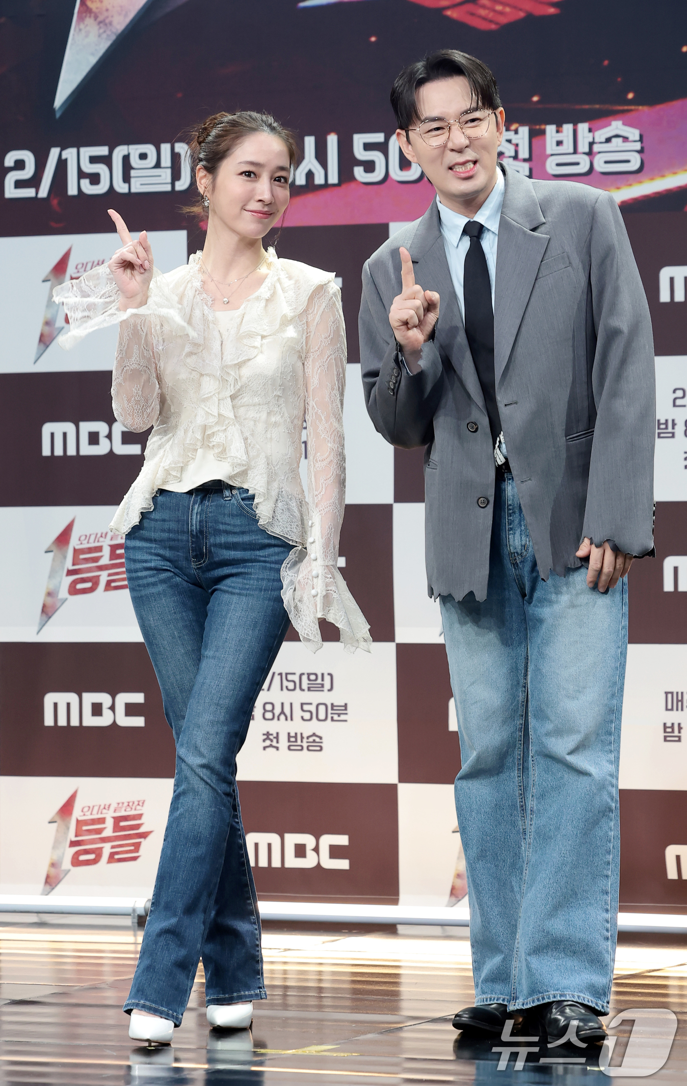 (서울=뉴스1) 권현진 기자 = 배우 이민정과 붐(오른쪽)이 11일 오전 서울 마포구 상암동 MBC 상암 사옥에서 열린 MBC 새 오디션 프로그램 '1등들' 제작발표회에 참석해 포 …