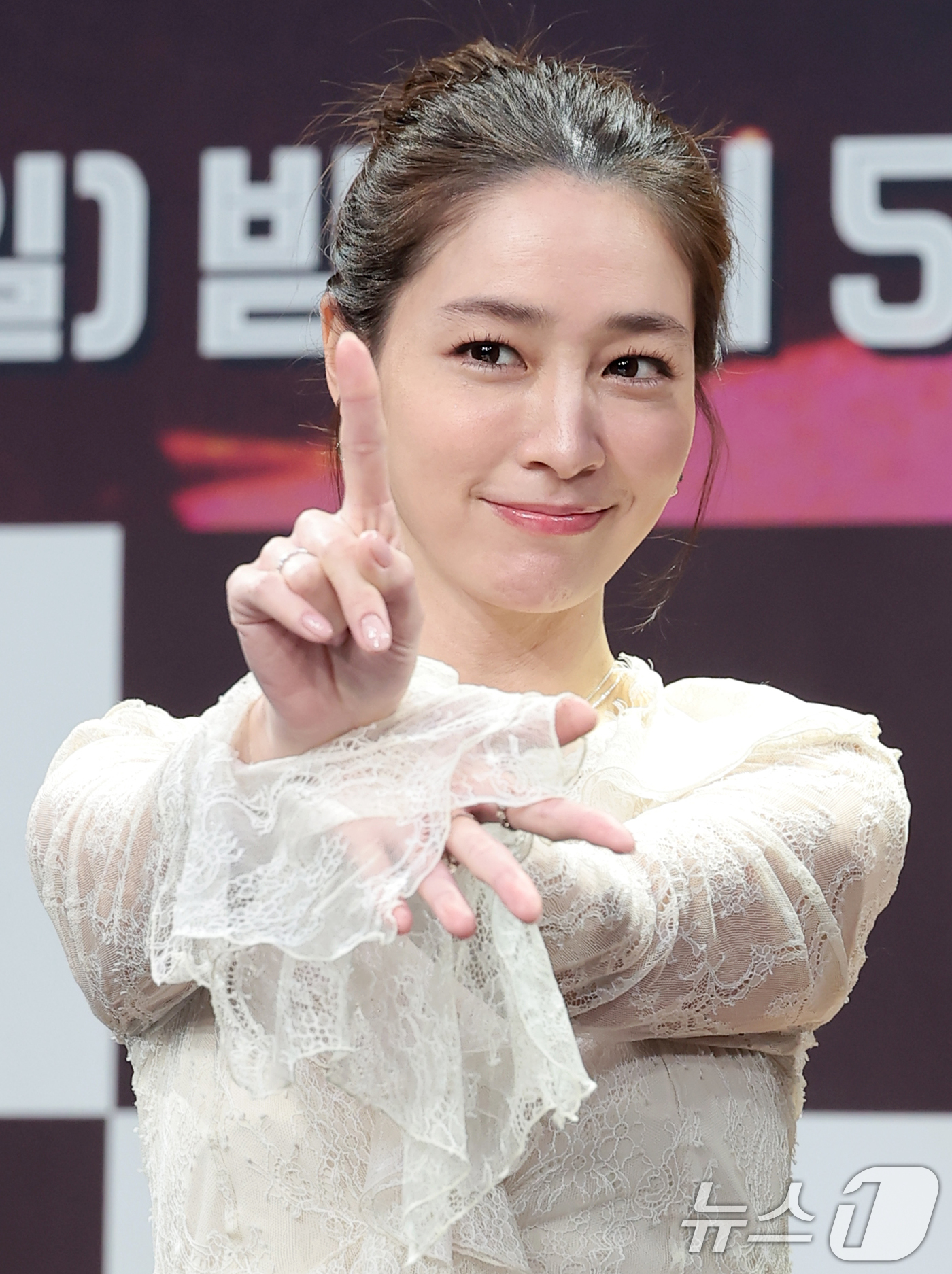 (서울=뉴스1) 권현진 기자 = 배우 이민정이 11일 오전 서울 마포구 상암동 MBC 상암 사옥에서 열린 MBC 새 오디션 프로그램 '1등들' 제작발표회에 참석해 포즈를 취하고 있 …