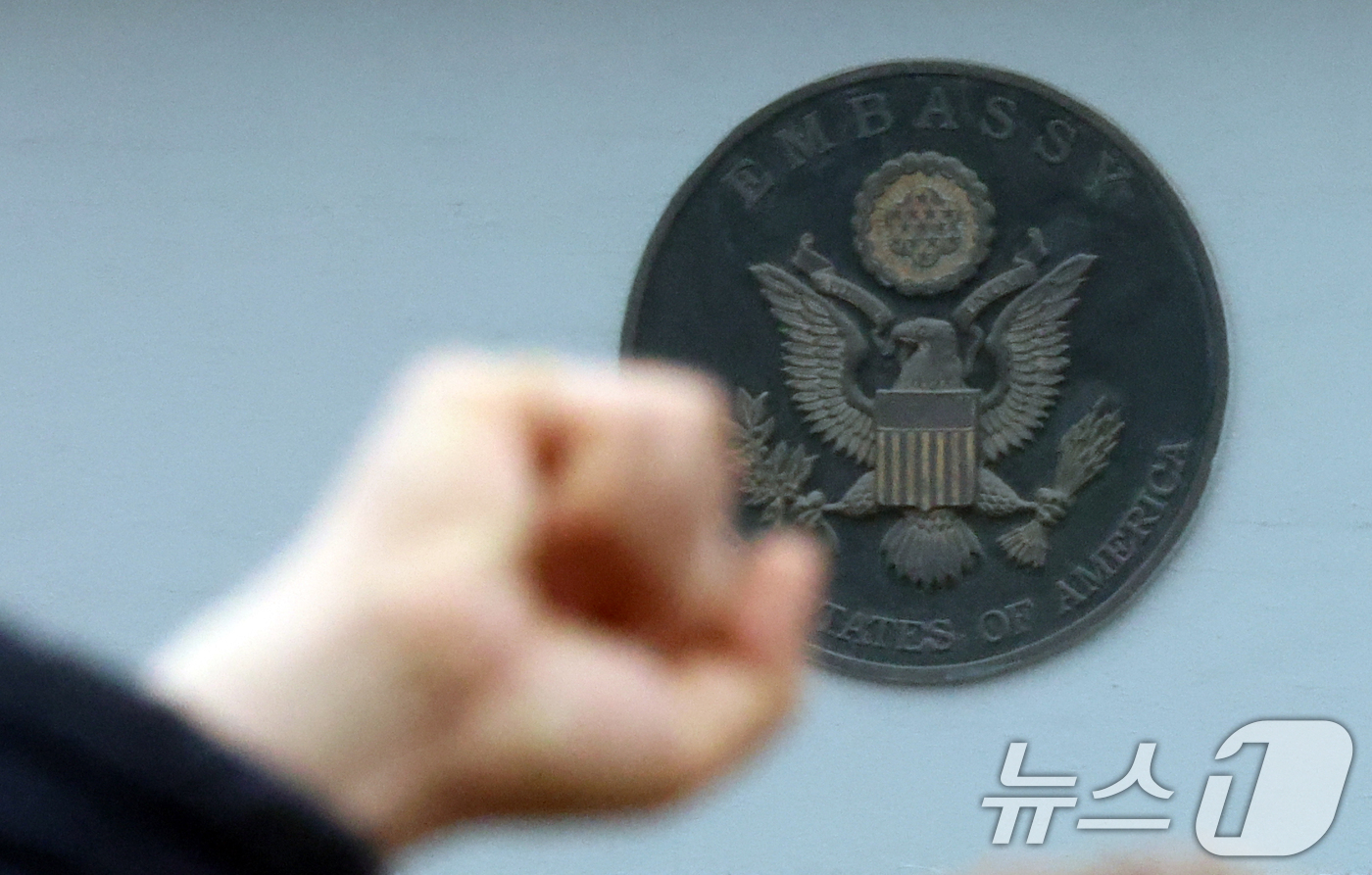 (서울=뉴스1) 김명섭 기자 = 11일 서울 종로구 주한미국대사관 앞에서 트럼프위협저지공동행동, 전국민중행동 활동가들이 '트럼프 통상 압박 규탄! 대미투자특별법 철회' 촉구 기자회 …