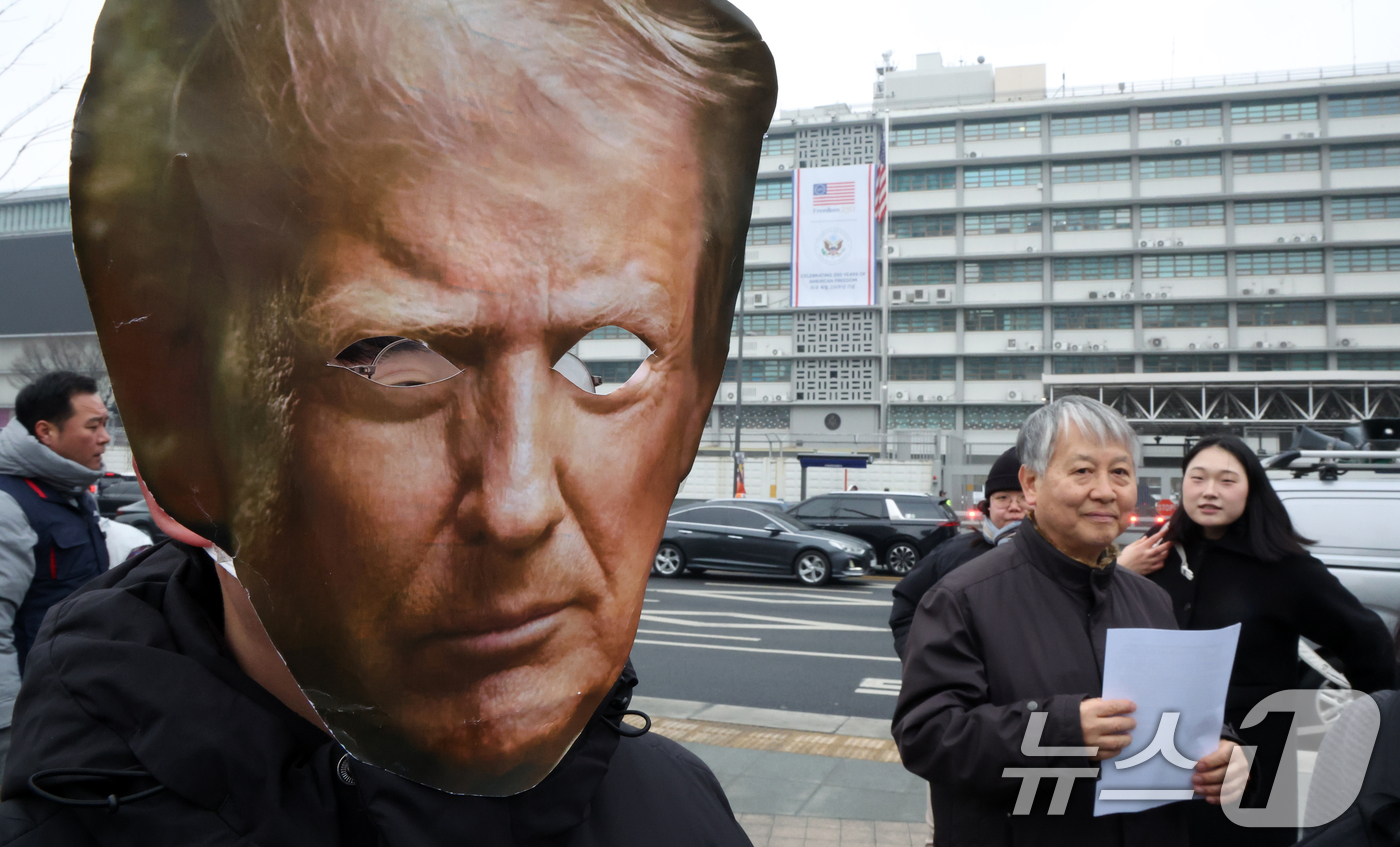 (서울=뉴스1) 김명섭 기자 = 11일 서울 종로구 주한미국대사관 앞에서 트럼프위협저지공동행동, 전국민중행동 활동가들이 '트럼프 통상 압박 규탄! 대미투자특별법 철회' 촉구 기자회 …