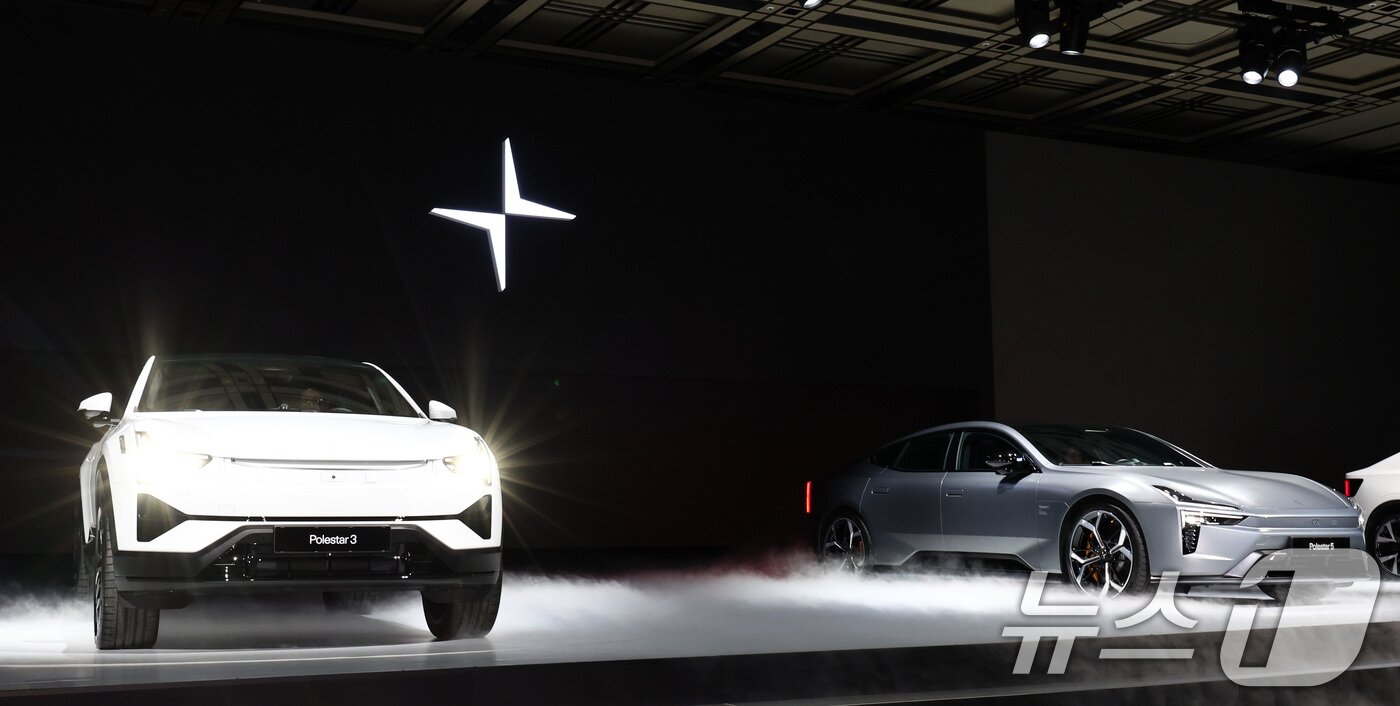 본문 이미지 - 11일 서울 용산구 그랜드 하얏트 서울에서 열린 2026 폴스타 미디어 데이에서 '폴스타3·5'가 공개되고 있다. 2026.2.11 ⓒ 뉴스1 최지환 기자