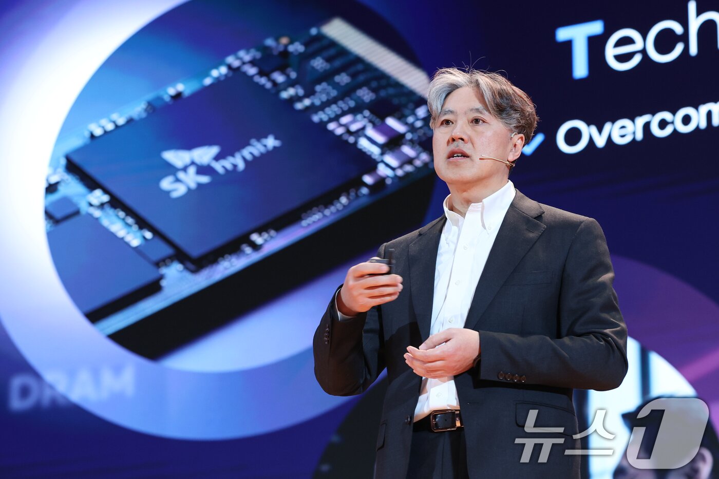 본문 이미지 - 이성훈 SK하이닉스 R&D 공정담당 부사장이 11일 서울 강남구 코엑스에서 열린 세미콘 코리아 2026에서 '메모리 기술의 전환점'을 주제로 기조연설을 하고 있다. 2026.2.11 ⓒ 뉴스1 안은나 기자
