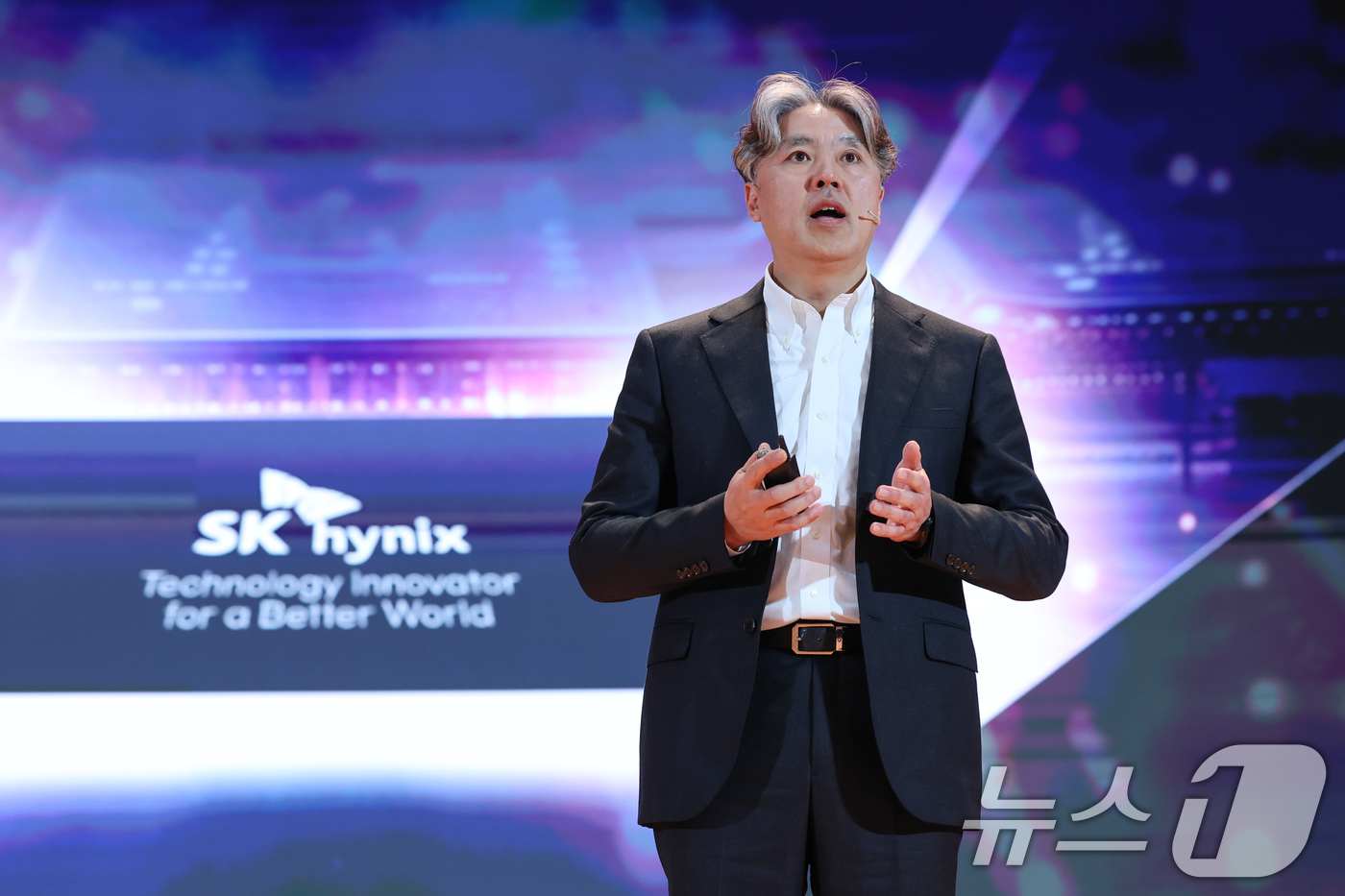 (서울=뉴스1) 안은나 기자 = 이성훈 SK하이닉스 R&D 공정담당 부사장이 11일 서울 강남구 코엑스에서 열린 세미콘 코리아 2026에서 '메모리 기술의 전환점'을 주제로 기조연 …