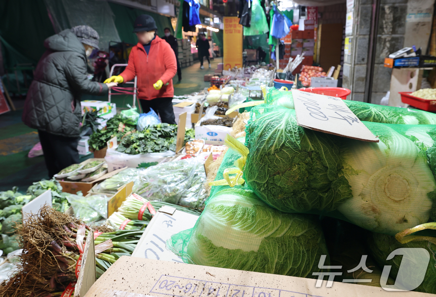 (서울=뉴스1) 오대일 기자 = 설 차례상 비용이 전년 대비 4% 이상 오르면서 명절 체감 물가 부담이 커지는 가운데 11일 서울 마포구 망원시장에서 시민들이 제수용품을 구매하고 …