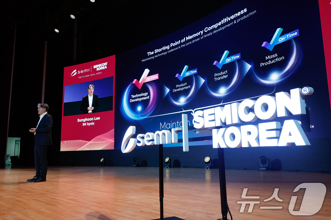 (서울=뉴스1) 안은나 기자 = 이성훈 SK하이닉스 R&D 공정담당 부사장이 11일 서울 강남구 코엑스에서 열린 세미콘 코리아 2026에서 '메모리 기술의 전환점'을 주제로 기조연 …