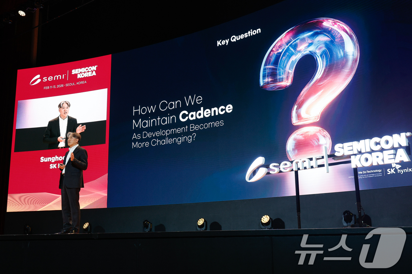 (서울=뉴스1) 안은나 기자 = 이성훈 SK하이닉스 R&D 공정담당 부사장이 11일 서울 강남구 코엑스에서 열린 세미콘 코리아 2026에서 '메모리 기술의 전환점'을 주제로 기조연 …