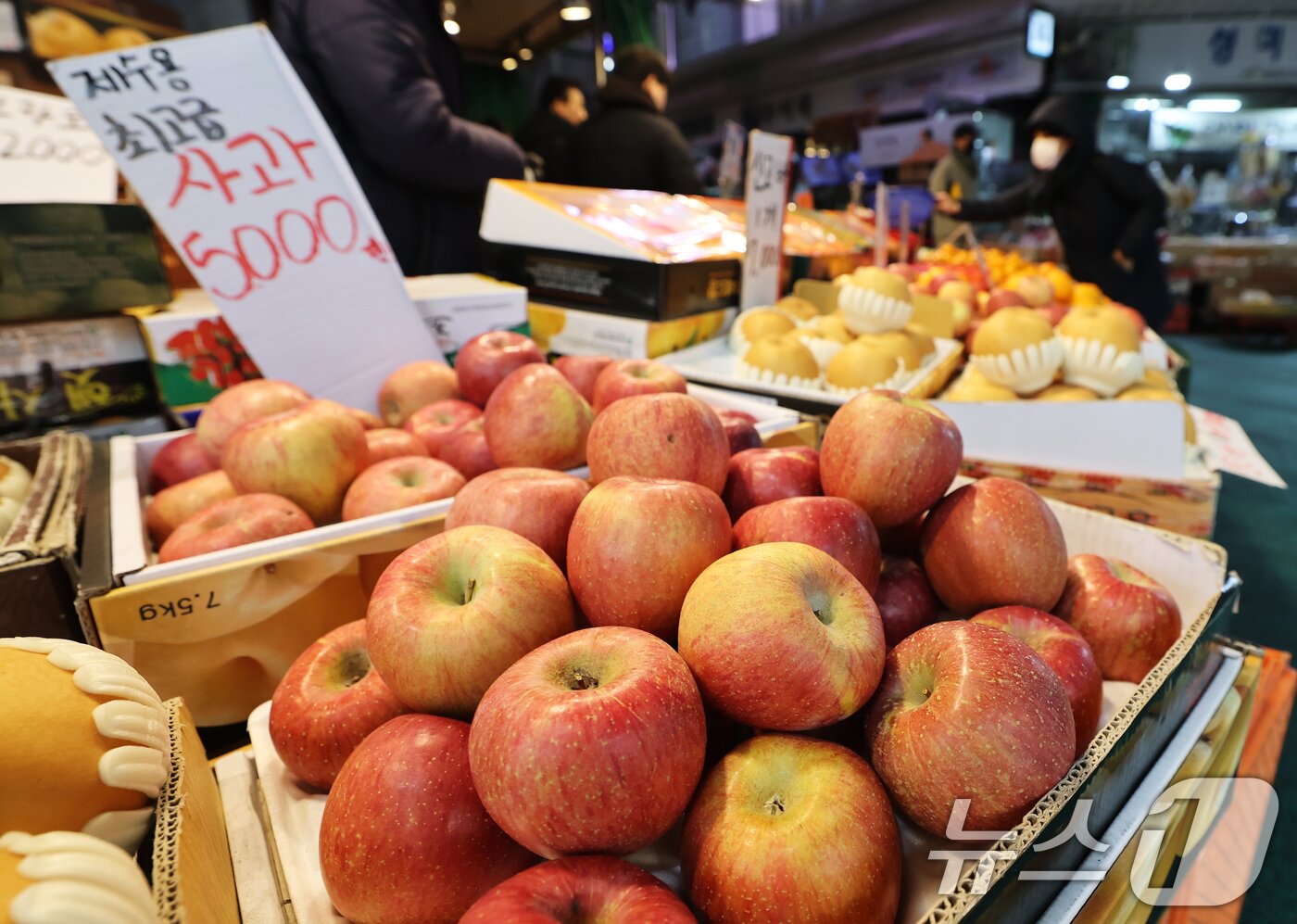 본문 이미지 - 서울 마포구 망원시장에서 시민들이 제수용품을 구매하고 있다.  ⓒ 뉴스1 오대일 기자