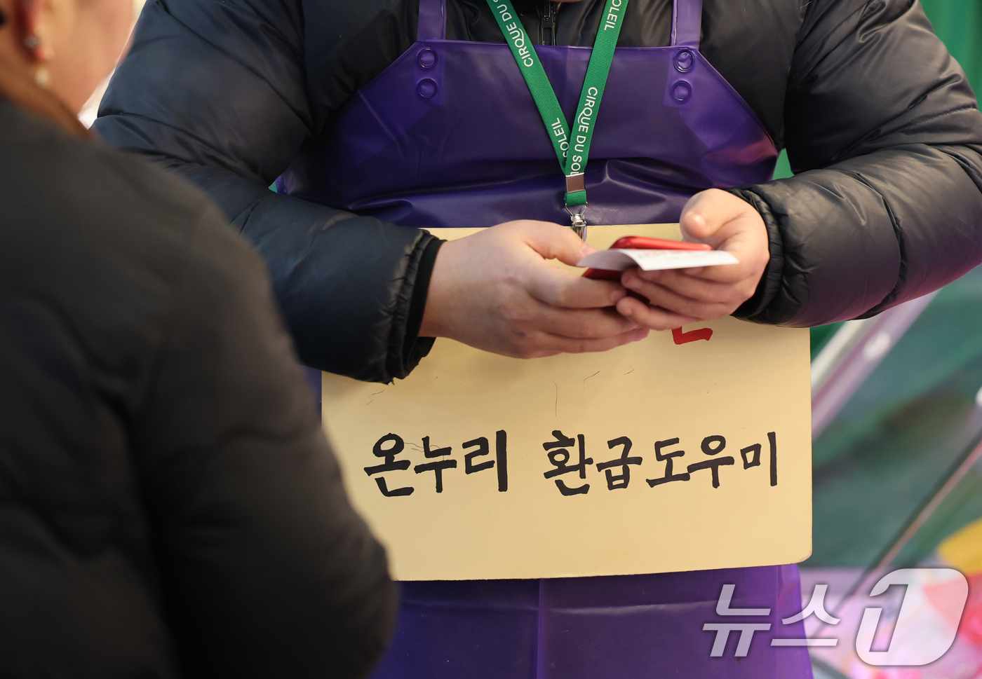 (서울=뉴스1) 오대일 기자 = 설 차례상 비용이 전년 대비 4% 이상 오르면서 명절 체감 물가 부담이 커지는 가운데 11일 서울 마포구 망원시장의 한 정육점에서 직원이 서울시농수 …