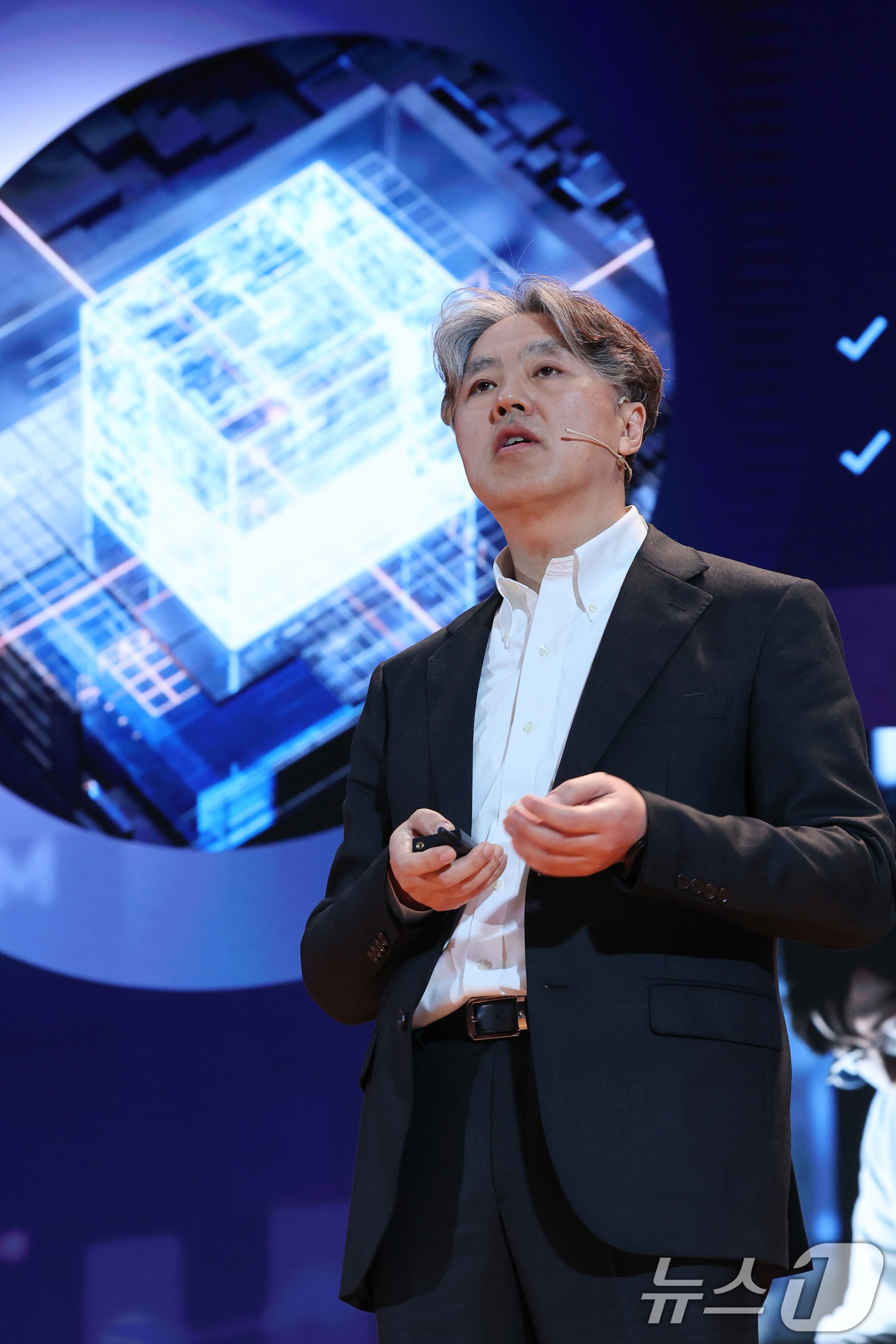 (서울=뉴스1) 안은나 기자 = 이성훈 SK하이닉스 R&D 공정담당 부사장이 11일 서울 강남구 코엑스에서 열린 세미콘 코리아 2026에서 '메모리 기술의 전환점'을 주제로 기조연 …