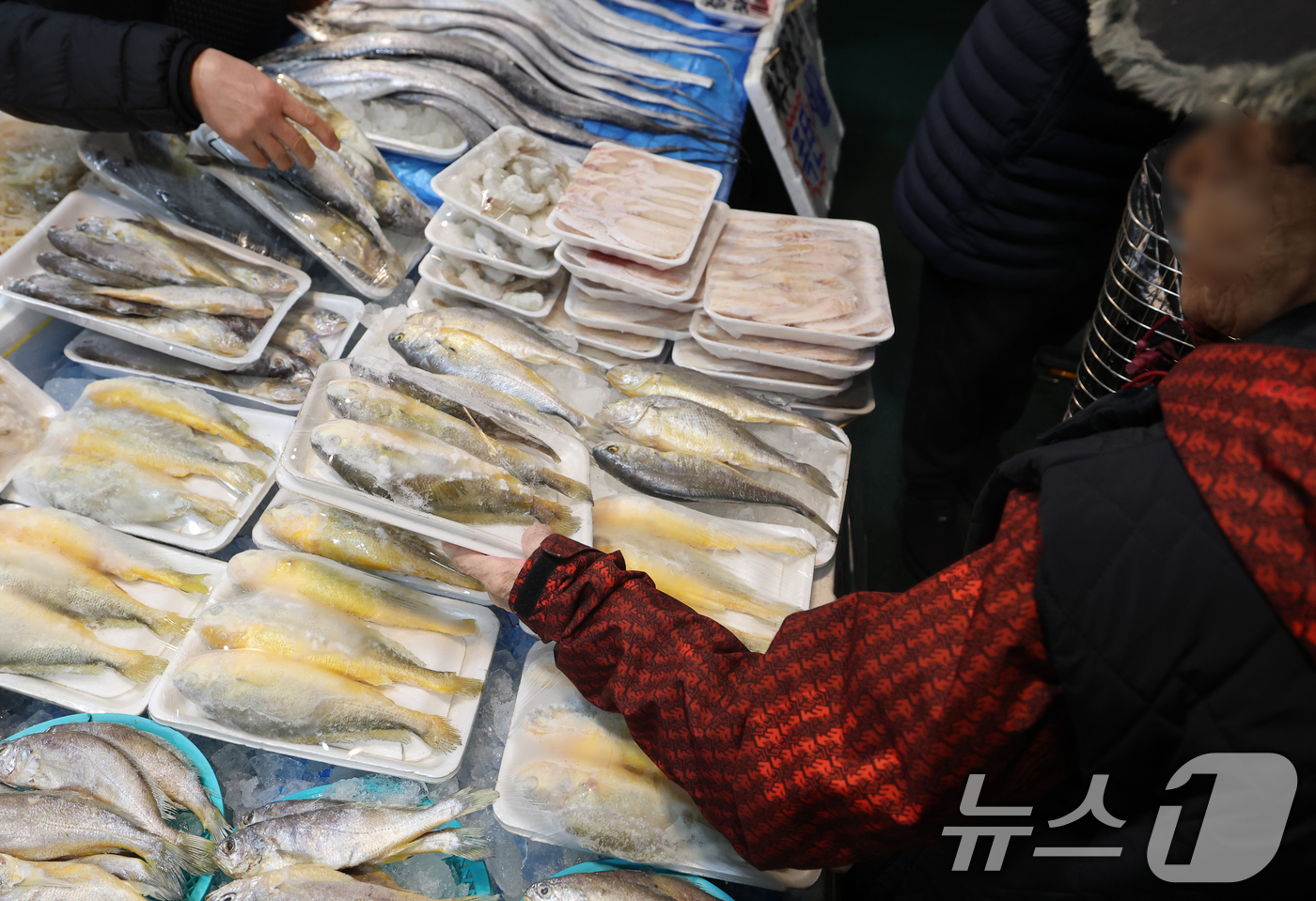 (서울=뉴스1) 오대일 기자 = 설 차례상 비용이 전년 대비 4% 이상 오르면서 명절 체감 물가 부담이 커지는 가운데 11일 서울 마포구 망원시장에서 시민들이 제수용품을 구매하고 …