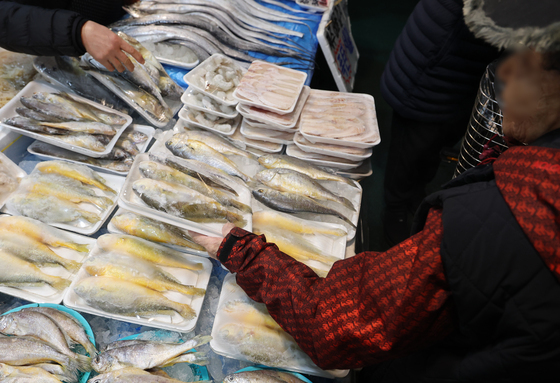 '조기는 빼야 하나'…설 차례상 물가 4%↑