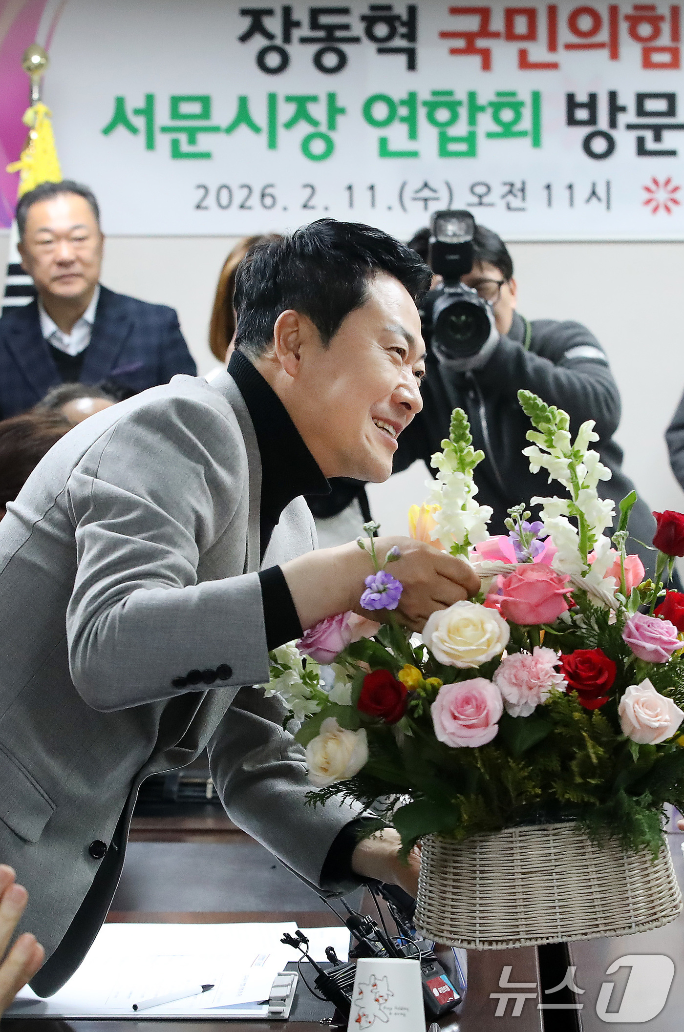 (대구=뉴스1) 공정식 기자 = 장동혁 국민의힘 대표가 11일 오전 대구 중구 서문시장을 찾아 상인회 관계자로부터 환영의 꽃다발을 받고 있다. 2026.2.11/뉴스1