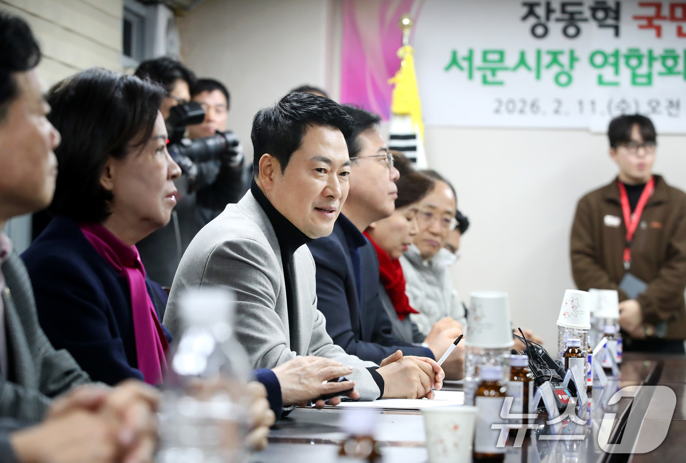 (대구=뉴스1) 공정식 기자 = 장동혁 국민의힘 대표가 11일 오전 대구 중구 서문시장을 찾아 상인회 관계자들과 가진 간담회에서 발언하고 있다. 2026.2.11/뉴스1