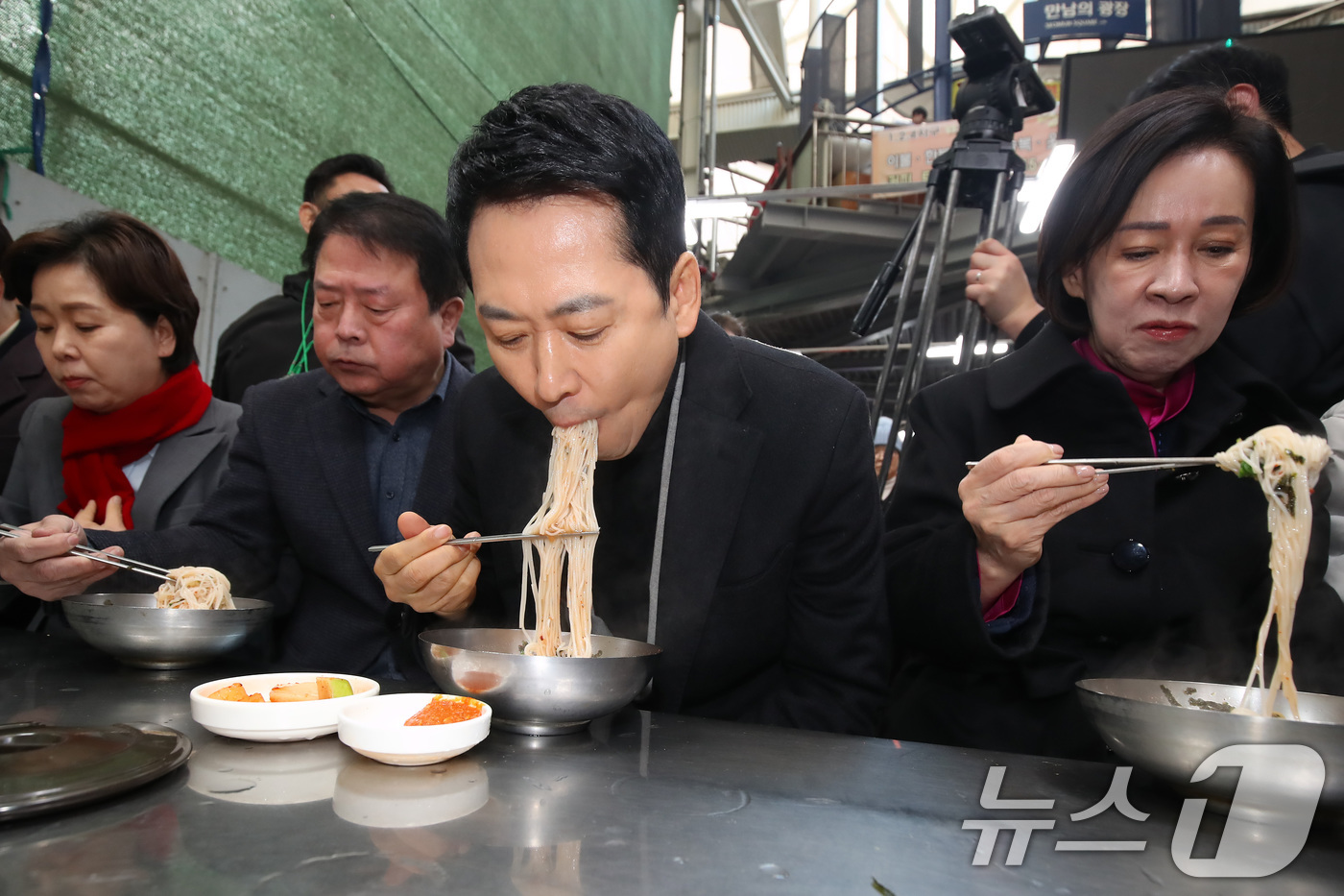 (대구=뉴스1) 공정식 기자 = 장동혁 국민의힘 대표가 11일 오전 대구 중구 서문시장을 찾아 상인회 관계자들과 간담회를 마친 뒤 국수골목에서 잔치국수를 맛보고 있다. 2026.2 …