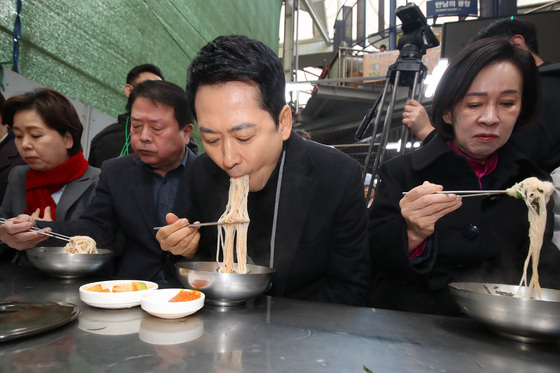 서문시장 찾은 장동혁 대표 '국수가 별미'