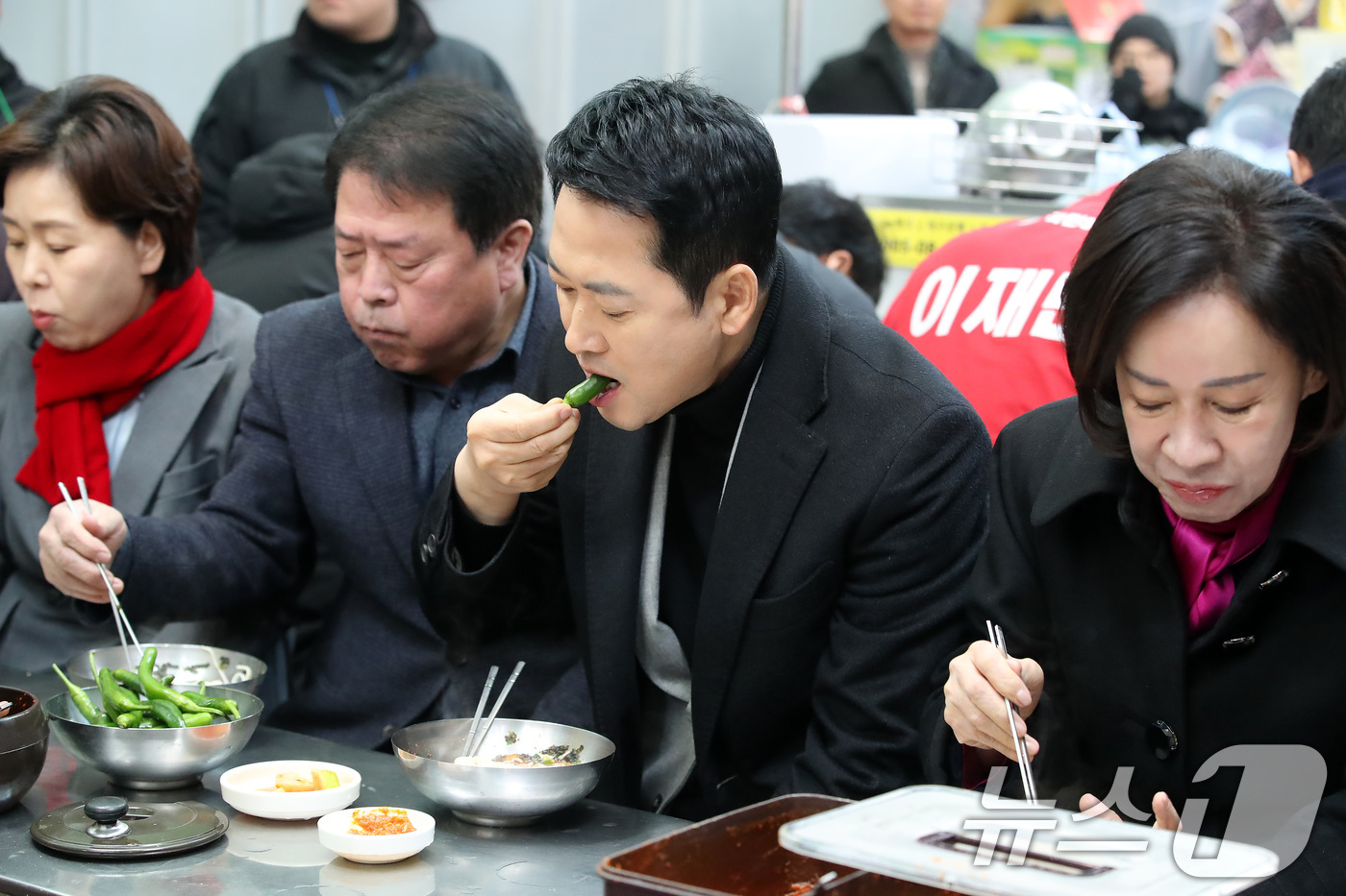 (대구=뉴스1) 공정식 기자 = 장동혁 국민의힘 대표가 11일 오전 대구 중구 서문시장을 찾아 상인회 관계자들과 간담회를 마친 뒤 국수골목에서 잔치국수를 맛보고 있다. 2026.2 …