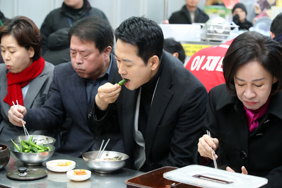 대구 서문시장 국수 맛보는 장동혁 대표