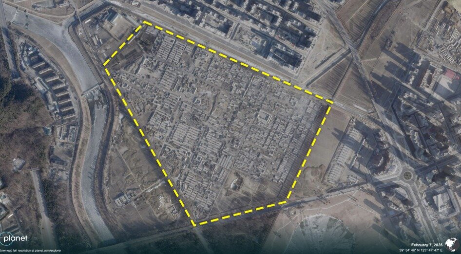 본문 이미지 - 미국의 북한 전문 매체 'NK뉴스'가 11일 '플래닛랩스' 위성 사진을 분석한 결과, 기존 5만 세대 살림집 주택 건설 사업 현장에 있던 노동자 숙소와 건물들이 지난 2월 3일 이후 철거된 것으로 확인됐다. (NK뉴스 갈무리)