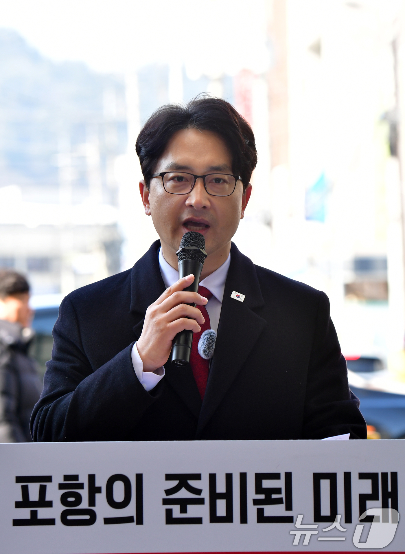 (포항=뉴스1) 최창호 기자 = 김병욱 전 국민의힘(포항남·울릉) 국회의원이 11일 포항 죽도시장 앞에서 기자회견을 열어 6월 3일 지방선거 포항시장 출마를 선언하고 있다.  20 …