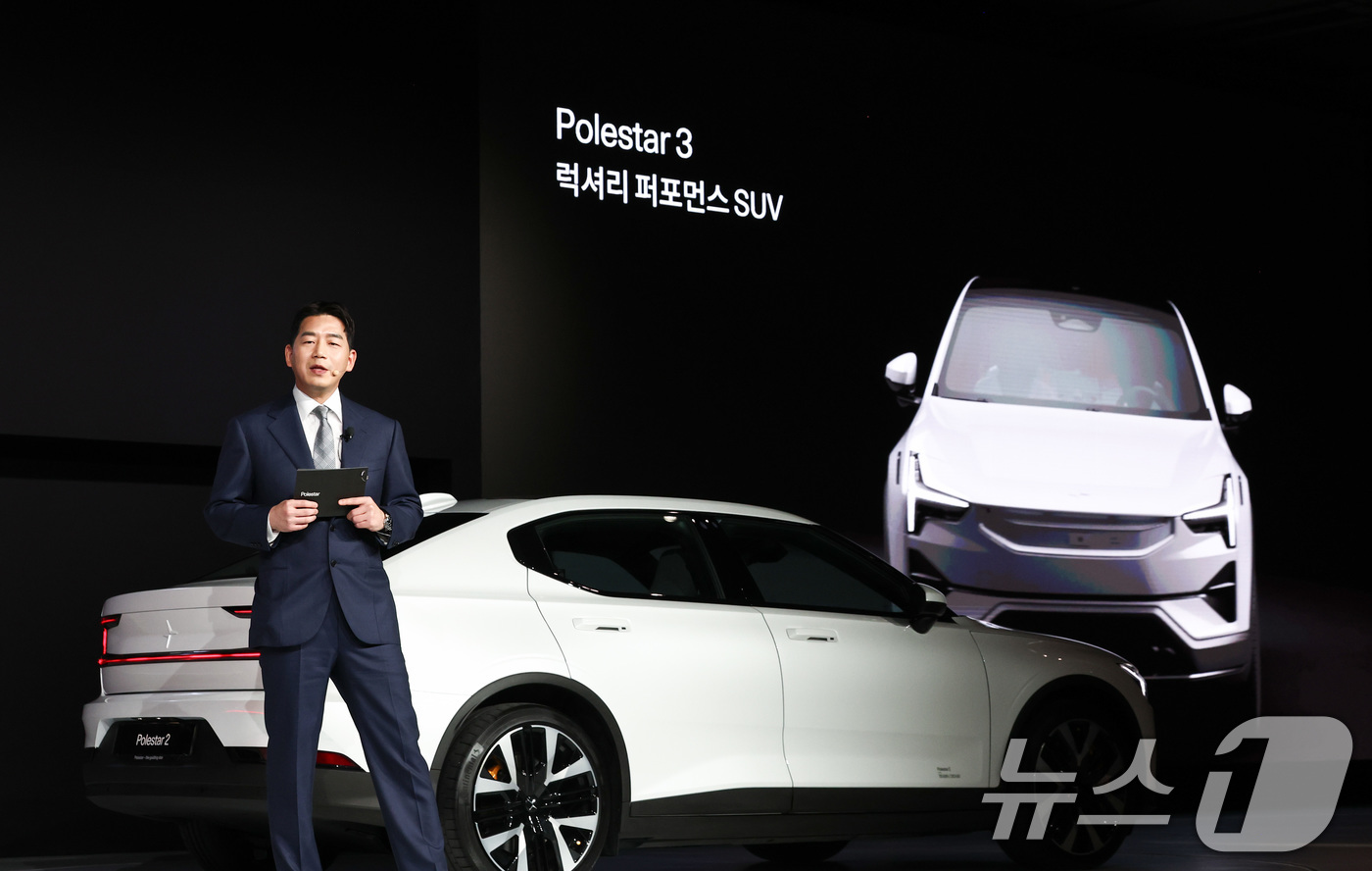(서울=뉴스1) 최지환 기자 = 함종성 폴스타코리아 대표가 11일 서울 용산구 그랜드 하얏트 서울에서 열린 2026 폴스타 미디어 데이에서 2026년 출시 예정인 폴스타3·5를 소 …