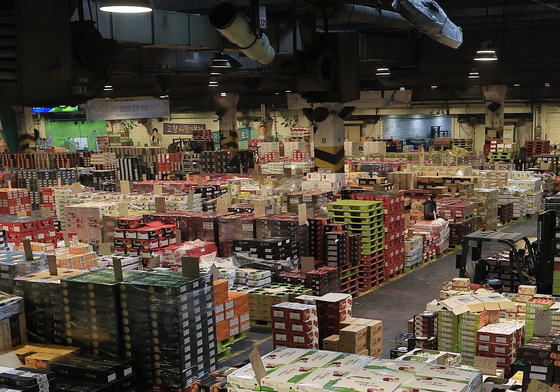 명절 앞두고 과일 세상된 가락시장