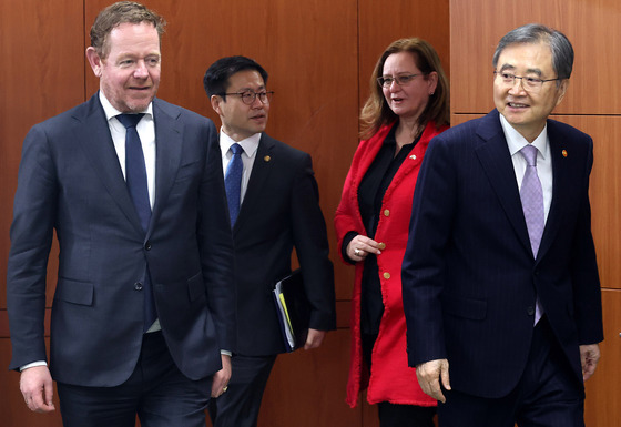 한-네덜란드 외교산업 2+2 회의 참석하는 조현 장관·다비드 반 베일 외교장관