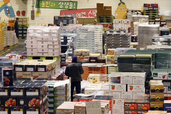 설 명절 앞두고 분주한 농협가락공판장