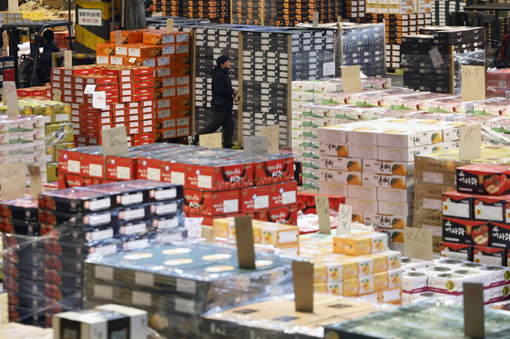 명절 앞두고 과일 세상된 가락시장