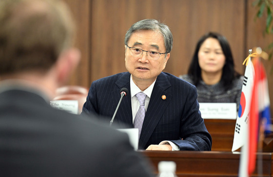 발언하는 조현 외교부 장관