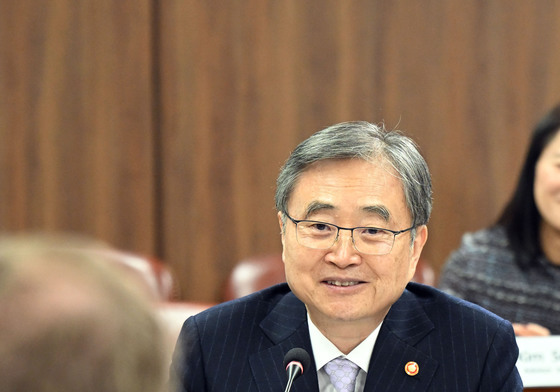 발언하는 조현 외교부 장관