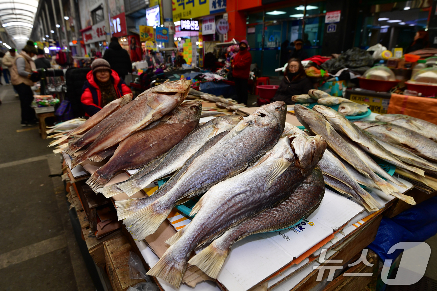 (포항=뉴스1) 최창호 기자 = 설 명절을 앞둔 11일 경북 포항시 죽도시장 골목에서 상인들이 차례상에 올릴 생선을 판매하고 있다.  2026.2.11/뉴스1