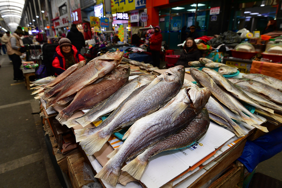 손님 기다리는 명절 생선