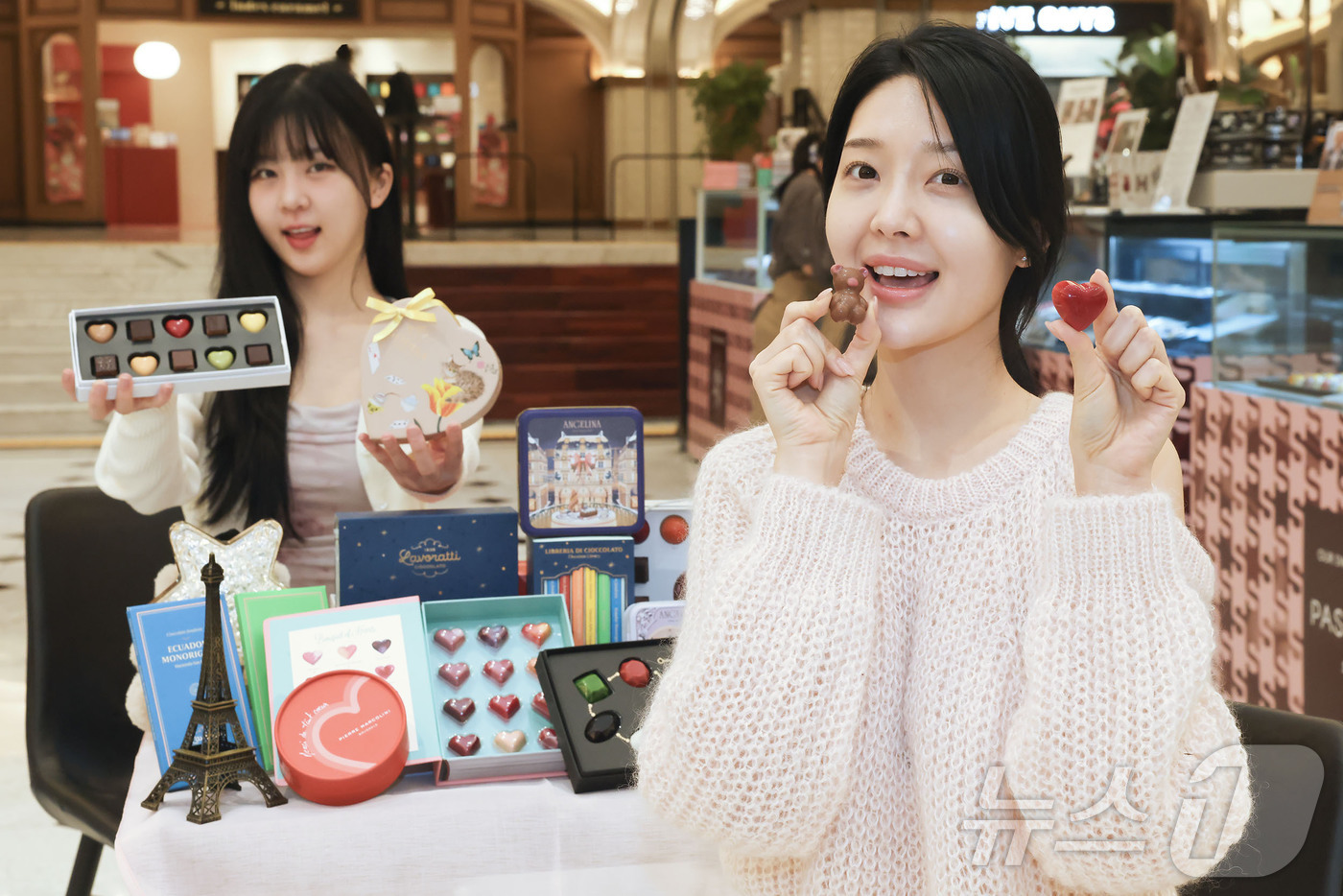 (서울=뉴스1) = 신세계백화점이 강남점 지하 1층 스위트파크에서 11일부터 14일까지 가족과 지인 등에게 사랑을 전달할 달콤한 초콜릿 디저트를 선보인다고 밝혔다. 사진은 모델들이 …