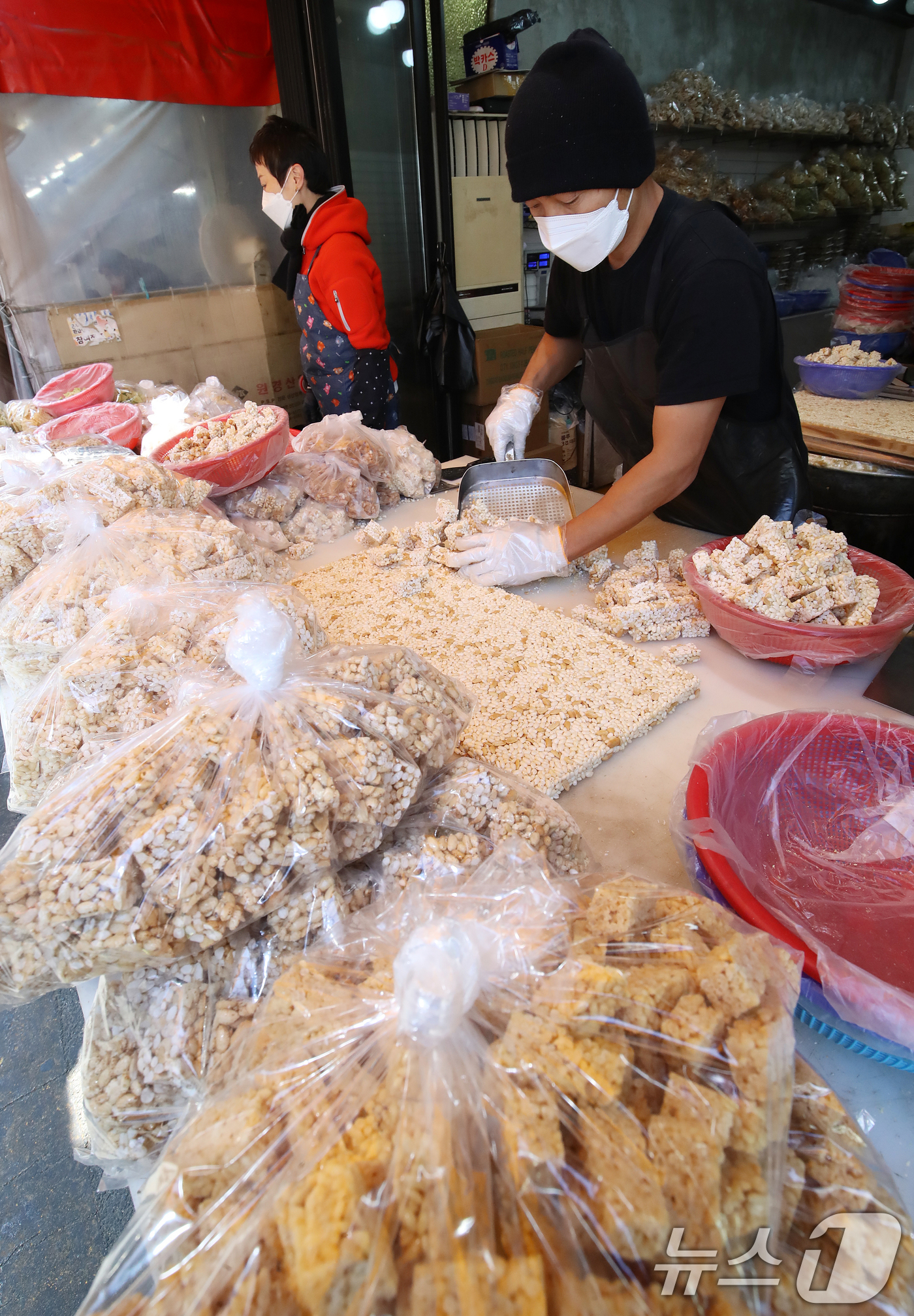 (부산=뉴스1) 윤일지 기자 = 설 연휴를 앞둔 11일 부산 동래구 동래시장 한 강정가게에서 상인이 쌀강정을 만들며 분주한 시간을 보내고 있다.  2026.2.11/뉴스1