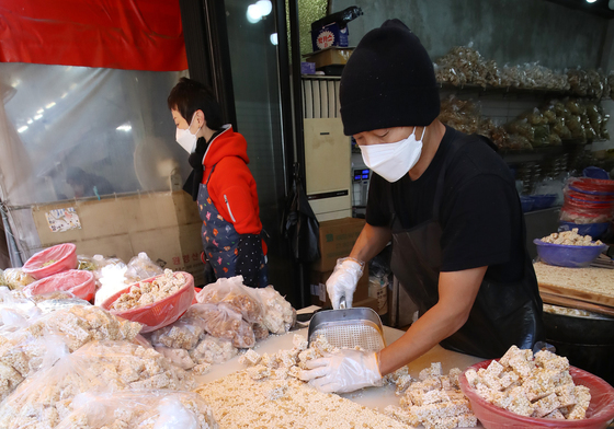 설 앞두고 분주한 시간 보내는 상인