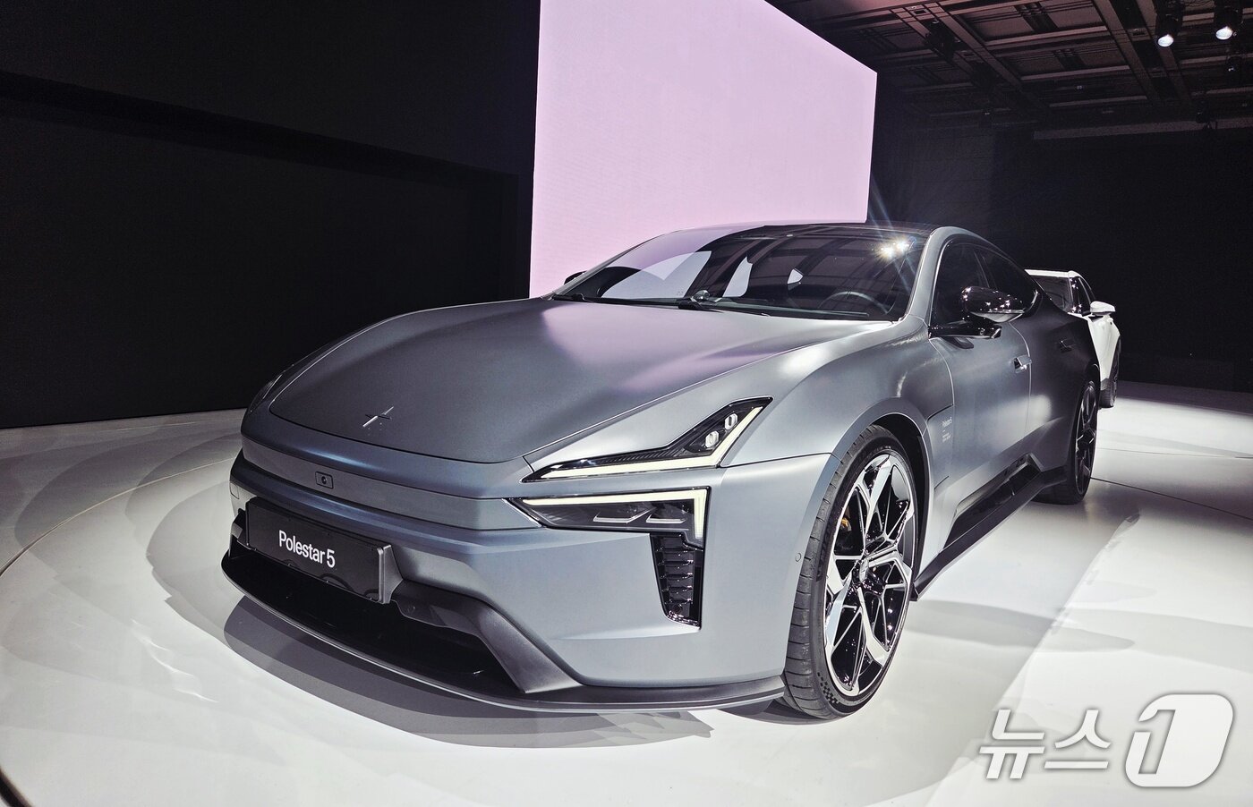 본문 이미지 - 11일 오전 서울 용산구 그랜드 하얏트 서울에서 열린 '2026 폴스타 미디어 데이'에서 공개된 폴스타5. 