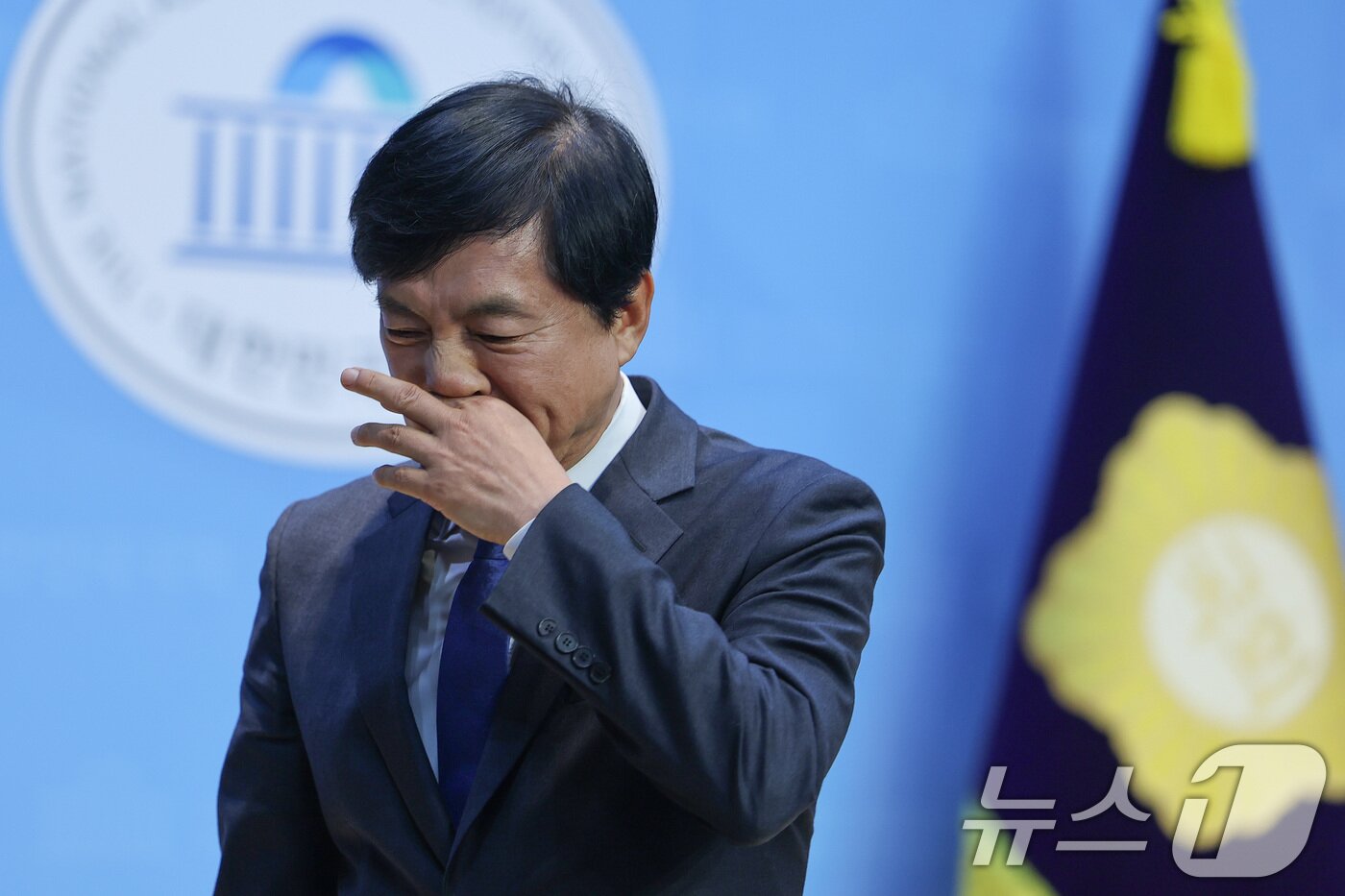 본문 이미지 - 이성윤 더불어민주당 의원이 11일 서울 여의도 국회에서 '2차 종합특검' 여당 추천 후보와 관련 한 언론사의 보도에 대한 기자회견을 마친 후 소통관을 나서고 있다. 2026.2.11 ⓒ 뉴스1 신웅수 기자