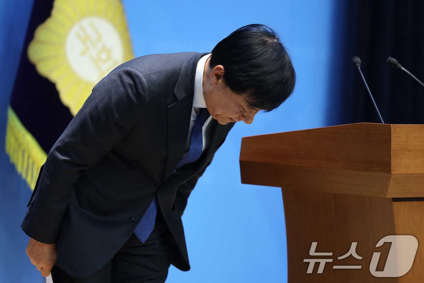 (서울=뉴스1) 신웅수 기자 = 이성윤 더불어민주당 의원이 11일 서울 여의도 국회 소통관에서 '2차 종합특검' 여당 추천 후보와 관련 한 언론사의 보도에 대한 기자회견을 마친 후 …