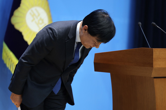 인사하는 이성윤