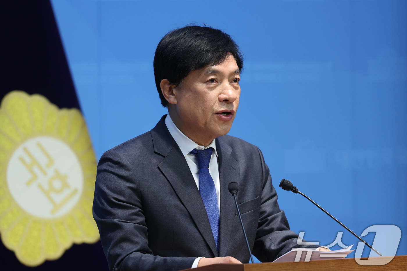 (서울=뉴스1) 신웅수 기자 = 이성윤 더불어민주당 의원이 11일 서울 여의도 국회 소통관에서 '2차 종합특검' 여당 추천 후보와 관련 한 언론사의 보도에 대한 기자회견을 하고 있 …