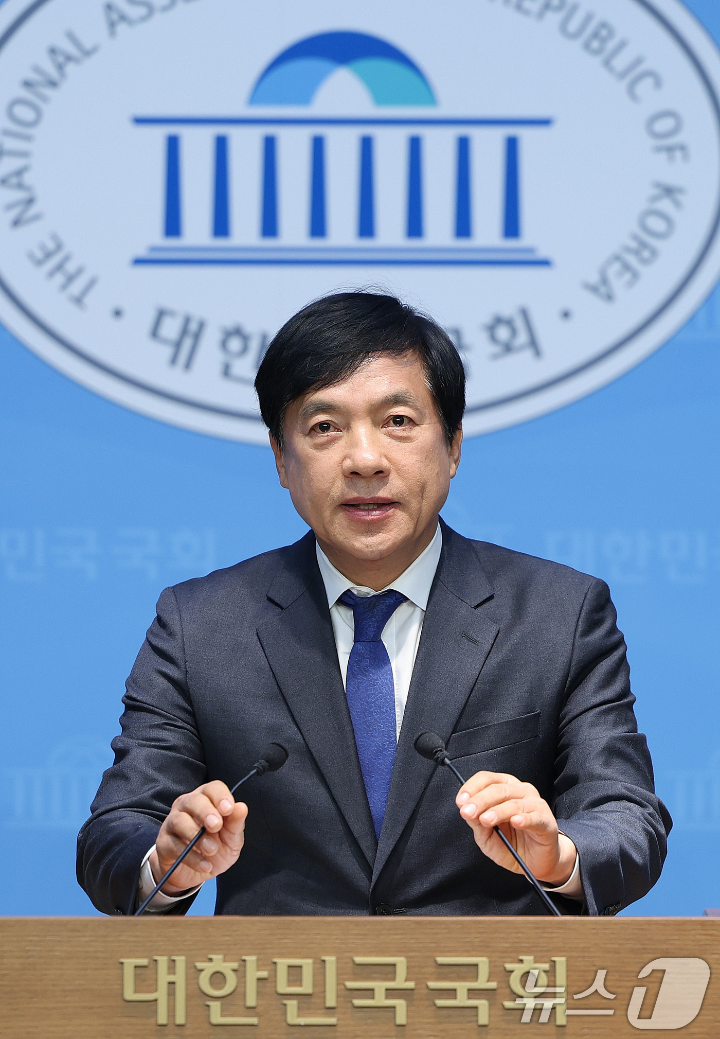 (서울=뉴스1) 신웅수 기자 = 이성윤 더불어민주당 의원이 11일 서울 여의도 국회 소통관에서 '2차 종합특검' 여당 추천 후보와 관련 한 언론사의 보도에 대한 기자회견을 하고 있 …