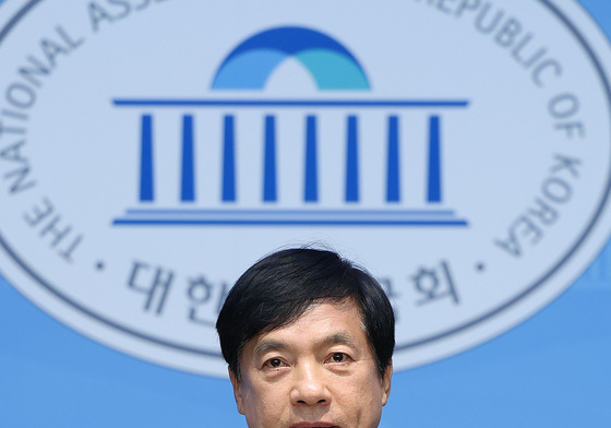 기자회견하는 이성윤 의원