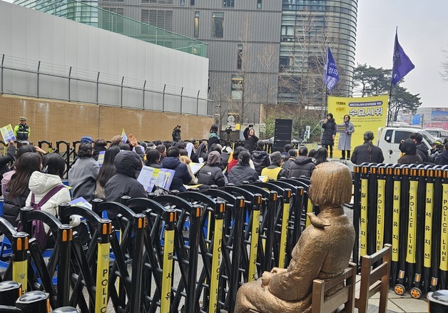 위안부 모욕 시위 중단…4년 3개월 만에 소녀상 곁으로 돌아온 수요시위