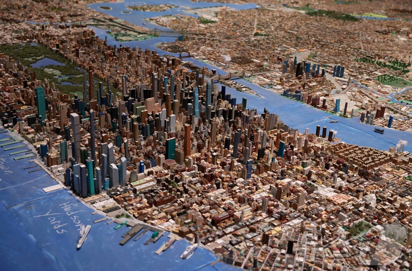 본문 이미지 - 10일(현지시간) 뉴욕 시립박물관에서 열린 "그가 이 도시를 만들었다: 조 매켄의 모형" 전시회 언론 공개 행사에서 퀸즈 출신 조 매켄이 제작한 가로 15m, 세로 8m 크기의 뉴욕시 모형이 공개됐다. 2026.02.10. ⓒ AFP=뉴스1 ⓒ News1 이정환 기자