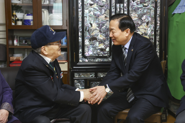 국방차관, 설 맞이 한국전쟁 참전유공자 위문