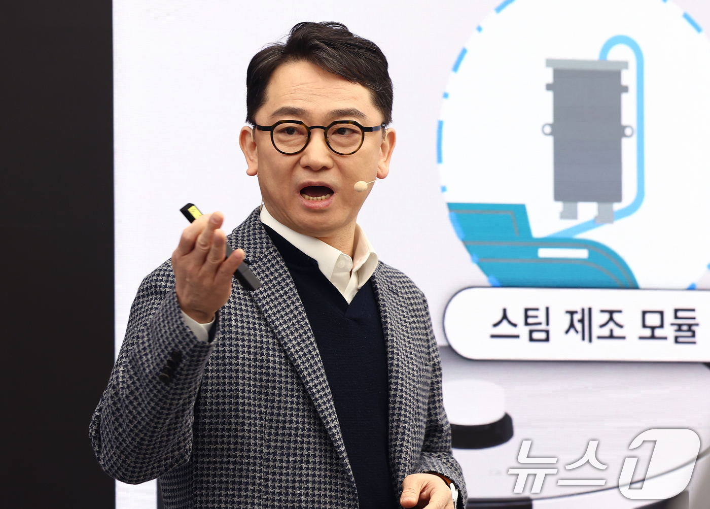 (서울=뉴스1) 김민지 기자 = 삼성전자 생할가전사업부 개발팀장인 문종승 부사장이 11일 오전 서울 강남구 삼성 강남에서 모델들이 2026년형 비스포크 AI 스팀 로봇청소기 미디어 …