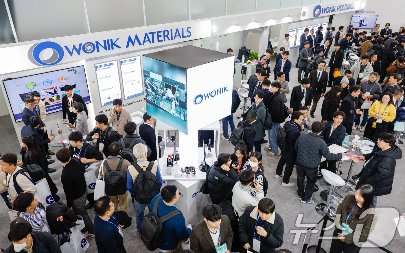 본문 이미지 - 11일 서울 강남구 코엑스에서 세미콘 코리아 2026 원익 부스를 찾은 관람객들이 로봇 손 '알레그로 핸드' 등을 살펴보고 있다. 2026.2.11 ⓒ 뉴스1 안은나 기자