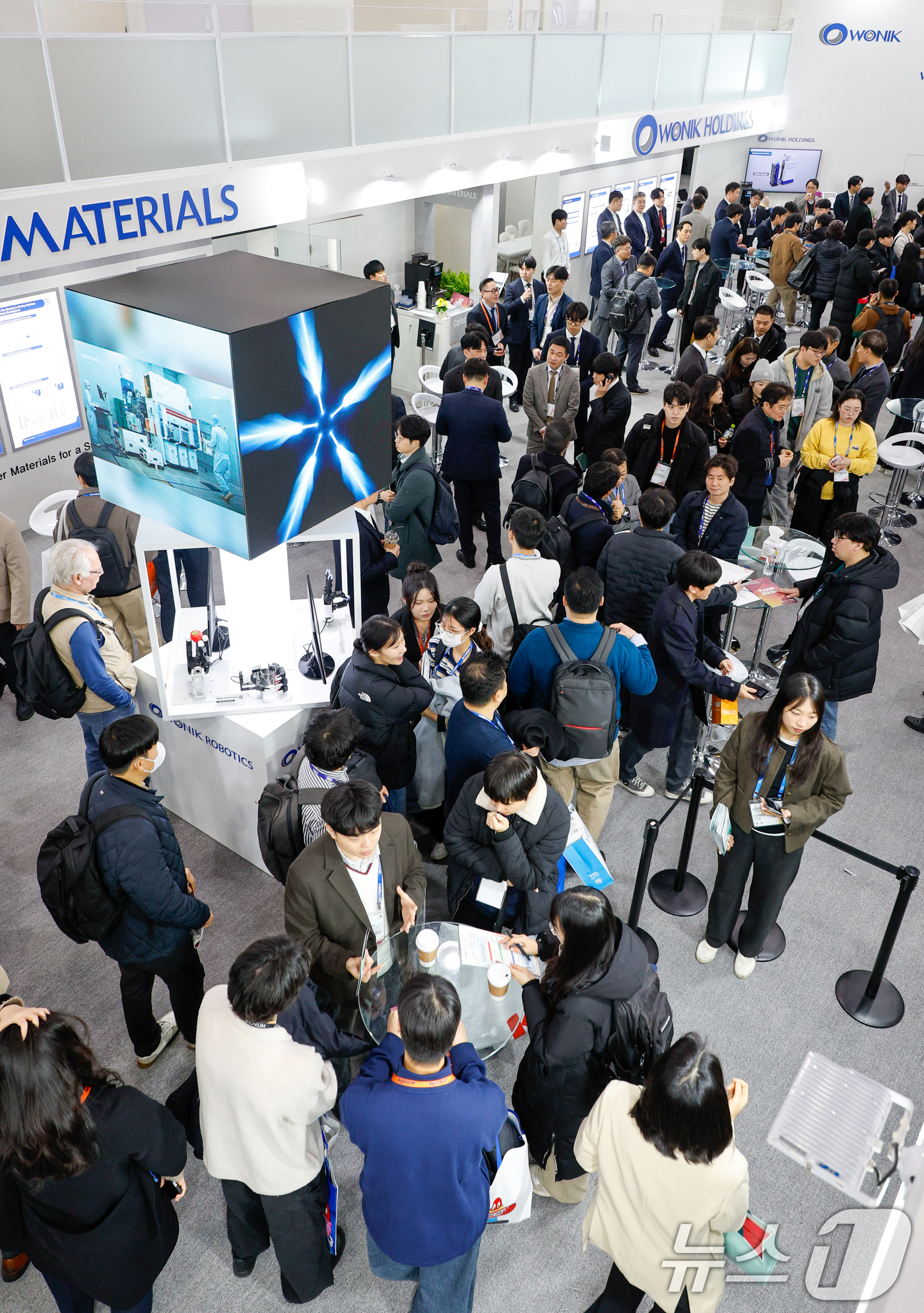 (서울=뉴스1) 안은나 기자 = 11일 서울 강남구 코엑스에서 세미콘 코리아 2026 원익 부스를 찾은 관람객들이 로봇 손 '알레그로 핸드' 등을 살펴보고 있다.국제 반도체 제조 …