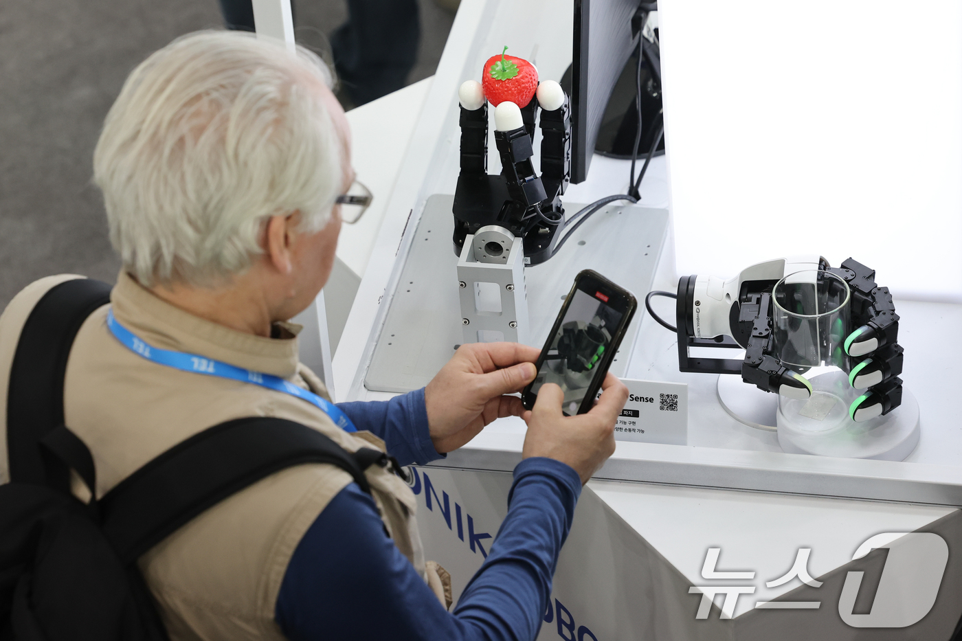 (서울=뉴스1) 안은나 기자 = 11일 서울 강남구 코엑스에서 세미콘 코리아 2026 원익 부스를 찾은 관람객이 로봇 손 '알레그로 핸드'를 살펴보고 있다.국제 반도체 제조 장비 …