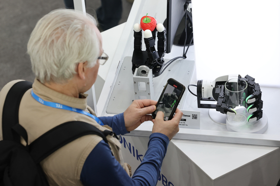 유리컵 잡는 로봇손 신기하네